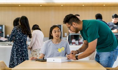 Khách đã gửi máy sửa chữa tại Apple Store thì phải đợi đến khi Apple mở cửa thì mới nhận lại hàng