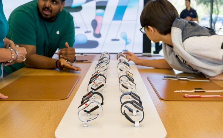 Apple sẽ hạn chế cho khách đeo thử AirPods và Apple Watch tại cửa hàng