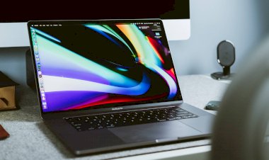 Apple chỉnh góc nghiêng MacBook trưng bày trong Apple Store thành 76 độ