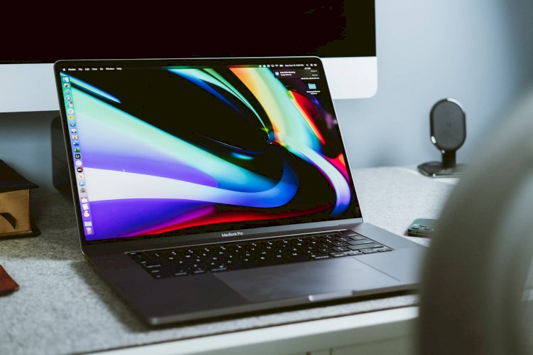 Apple chỉnh góc nghiêng MacBook trưng bày trong Apple Store thành 76 độ