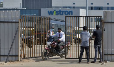 Công nhân nhà máy iPhone ở Ấn Độ đập phá vì lương về chậm