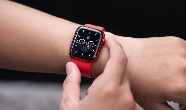 Apple Watch trong tương lai sẽ có camera và đèn flash ẩn dưới màn hình?