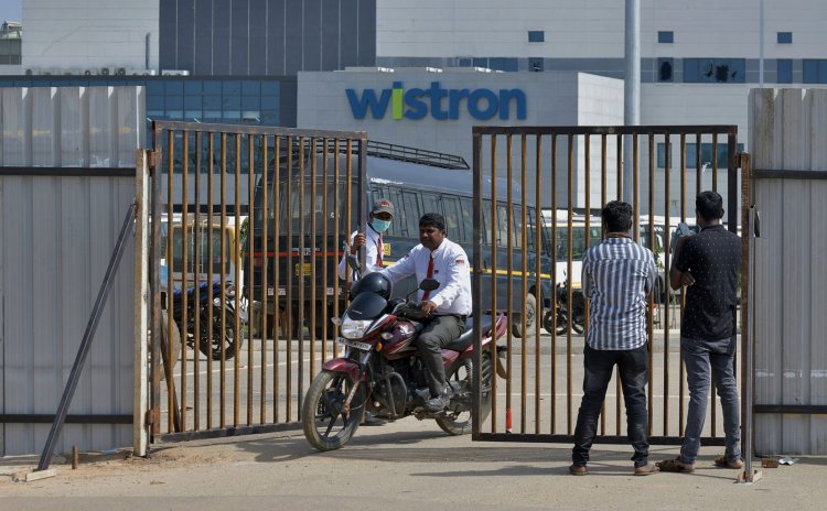 Công nhân nhà máy iPhone ở Ấn Độ đập phá vì lương về chậm