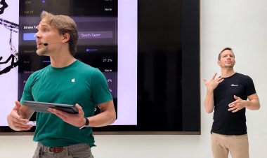 Khách hàng khiếm thính có thể yêu cầu Apple Store cử nhân viên hỗ trợ ngôn ngữ cử chỉ cho họ