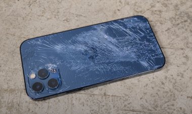 Apple giờ đây sẽ thay riêng mặt lưng iPhone 12 thay vì đổi cho khách một chiếc iPhone 12 mới như trước