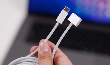 Một số người dùng MacBook Pro 16 inch M1 Max gặp lỗi MagSafe không sạc khi máy tắt nguồn