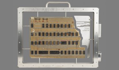 Chiếc Apple-1 được chính Steve Jobs đem đi tiếp thị lên sàn đấu giá, thu về gần 700 nghìn USD