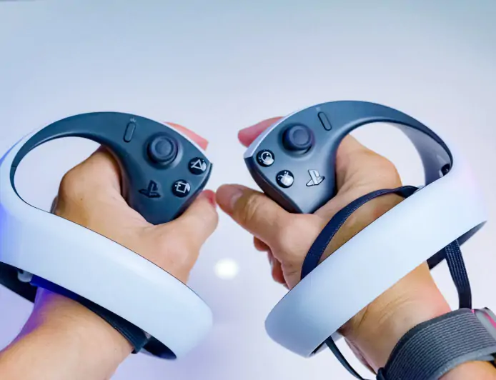Apple và Sony hợp tác, tay cầm của PS VR2 sẽ dùng được với Apple Vision Pro
