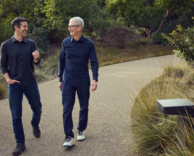 Tim Cook trở thành Chủ tịch Điều hành của Apple, John Ternus trở thành CEO của Apple