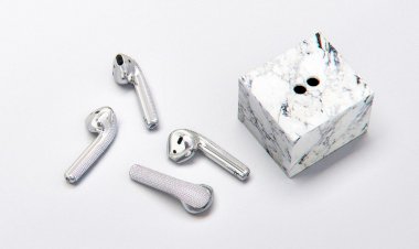 Nhà thiết kế Ian DeLucca tạo ra cặp AirPods vàng trắng đính 1.000 viên kim cương, giá 20 nghìn Đô