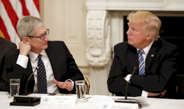 Tim Cook lo ngại Apple sẽ không đấu nổi với Samsung nếu bị áp mức thuế 10%.