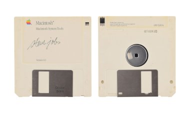 Đĩa mềm cài đặt Macintosh với chữ kí của Steve Jobs được bán đấu giá với giá khởi điểm từ 7500$