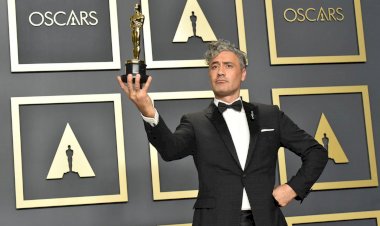 Taika Waititi chê bai bàn phím của Apple ngay sau lễ nhận giải Oscar