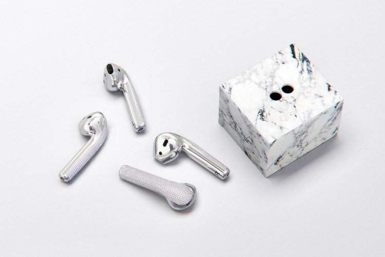 Nhà thiết kế Ian DeLucca tạo ra cặp AirPods vàng trắng đính 1.000 viên kim cương, giá 20 nghìn Đô